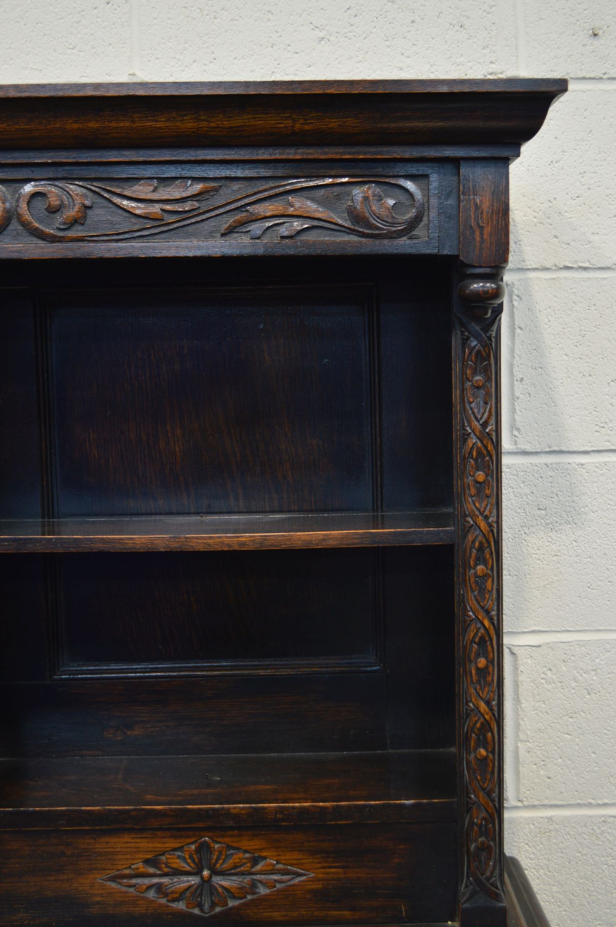 AN EARLY 20TH CENTURY OAK DRESSER, the top section with two open shelves flanking a single - Image 3 of 5