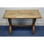 AN EARLY 20TH CENTURY OAK ARTS AND CRAFTS STYLE COFFEE TABLE, on twin block legs united by a