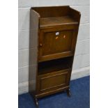 AN EARLY TO MID 20TH CENTURY OAK SINGLE DOOR GENTLEMANS CUPBOARD, the panel door revealing an