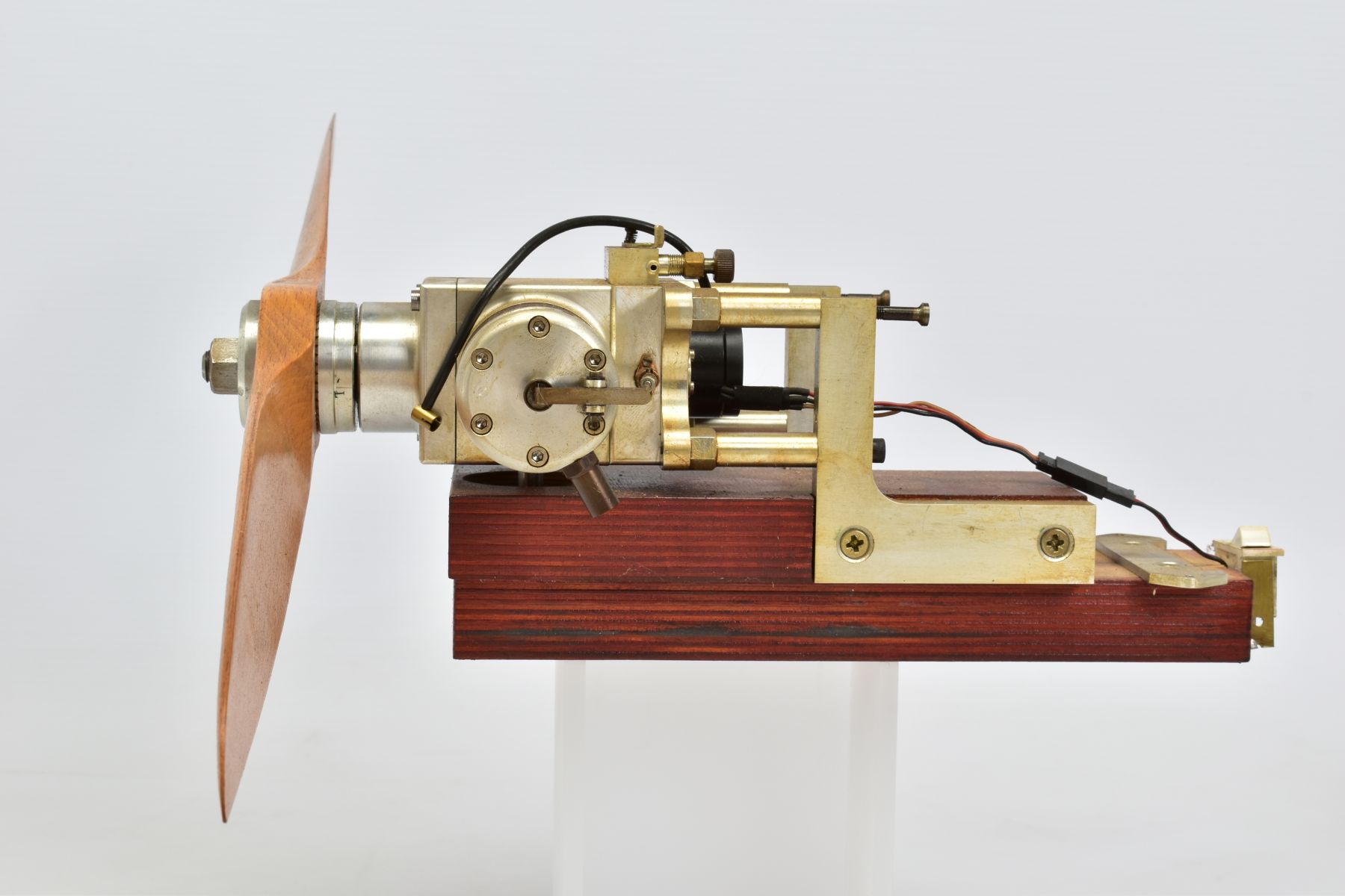 A HANDBUILT MODEL HORIZONTAL TWIN CYLINDER AIRCRAFT ENGINE, not tested, constructed and finished - Image 3 of 6