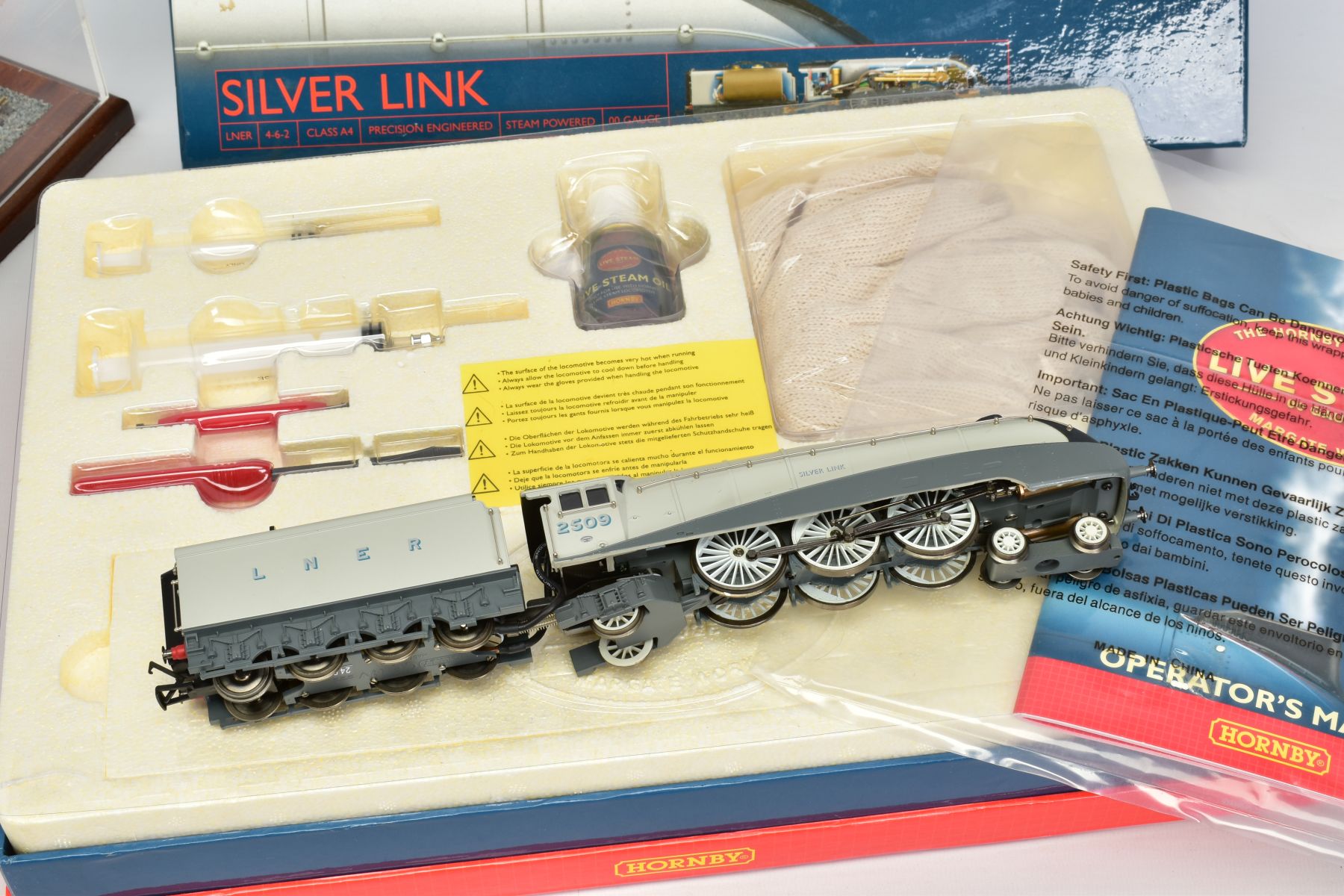 A BOXED HORNBY RAILWAYS OO GAUGE LIVE STEAM LOCOMOTIVE AND TENDER, A4 Class 'Silver Link' No.2509, - Image 5 of 5