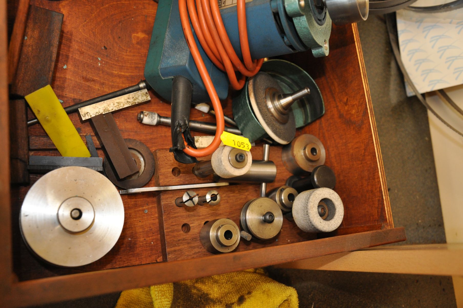 A TRAY WITH A VINTAGE BLACK AND DECKER ROUTER, fitted with and accessories for it to be mounters - Image 3 of 4