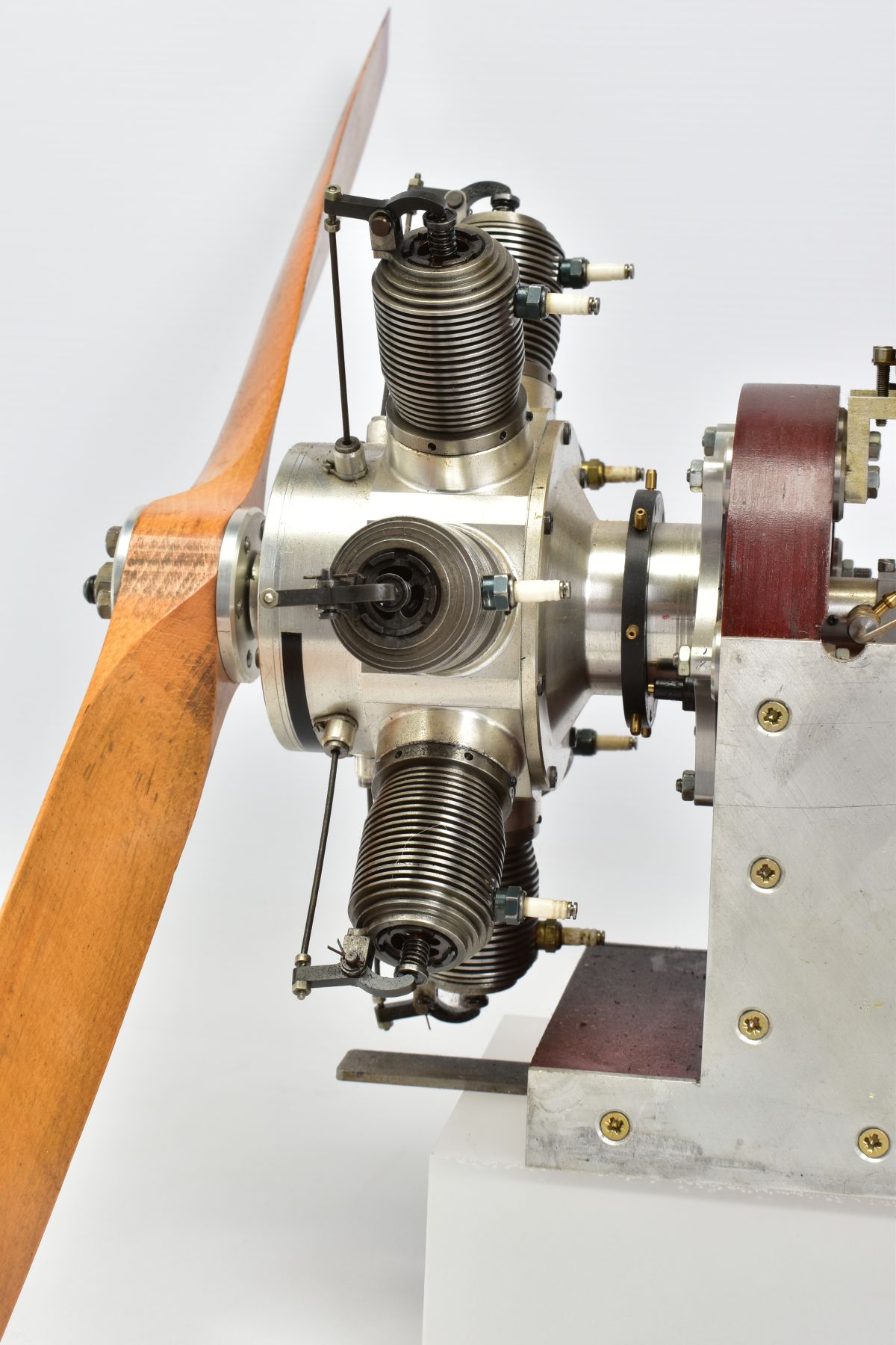 A HANDBUILT MODEL SEVEN CYLINDER RADIAL AIRCRAFT ENGINE, not tested, constructed and finished to a - Image 4 of 7