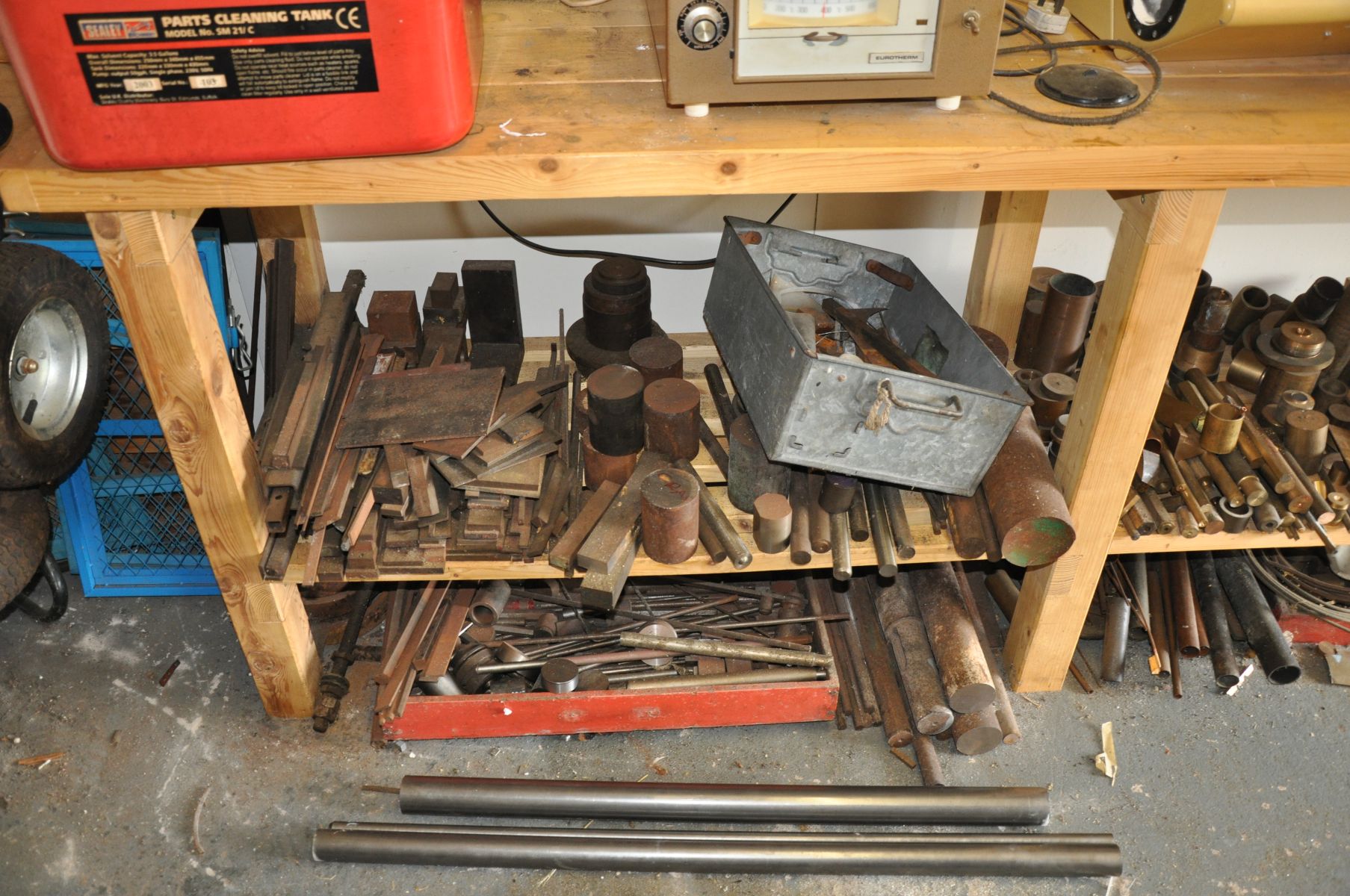 A QUANTITY OF WORKED AND UNWORKED STEEL PLATE AND BAR, including a 50mm bar 84cm long, a 40mm bar