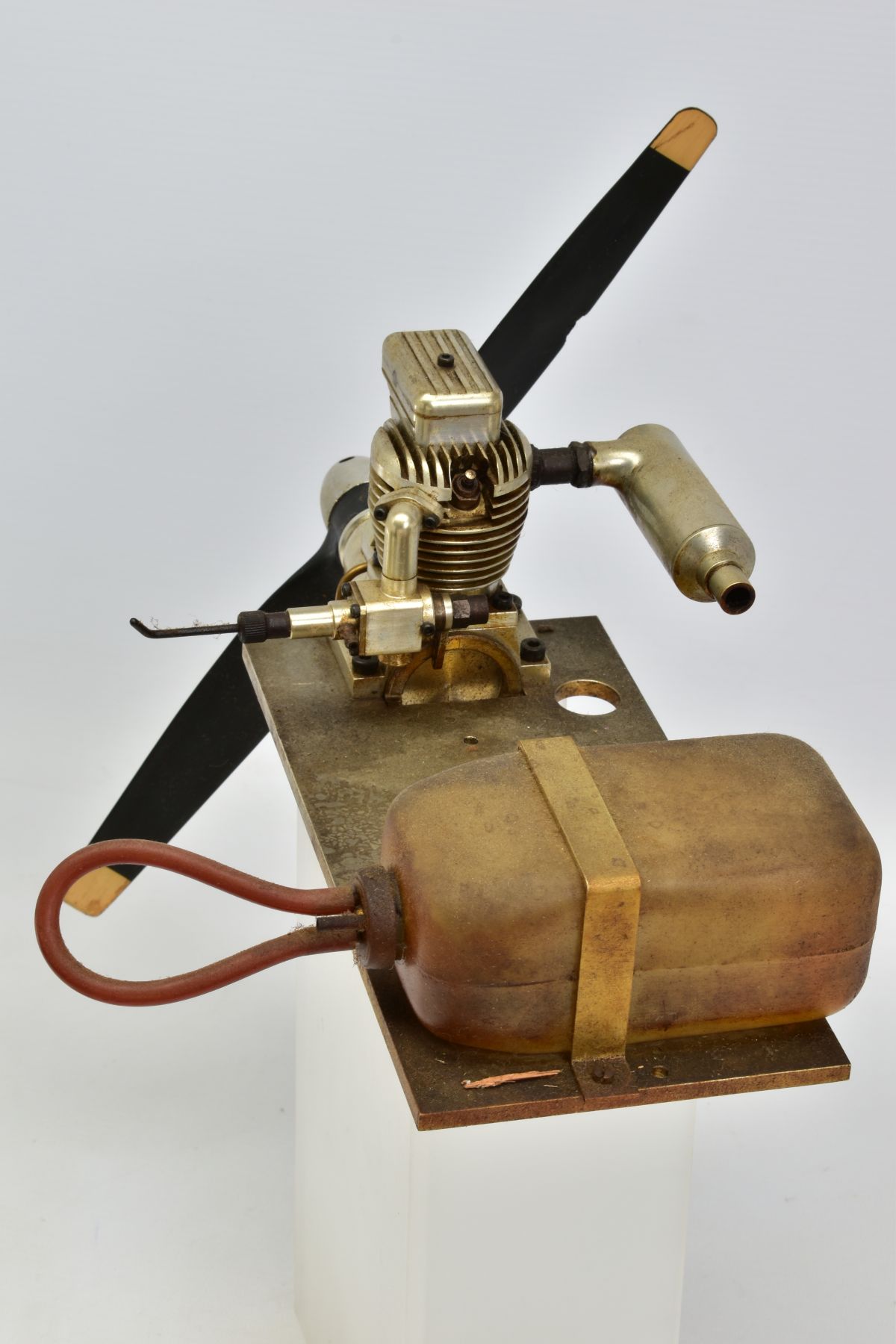 A HANDBUILT MODEL VERTICAL SINGLE CYLINDER AIRCRAFT ENGINE, not tested, constructed and finished - Image 5 of 6