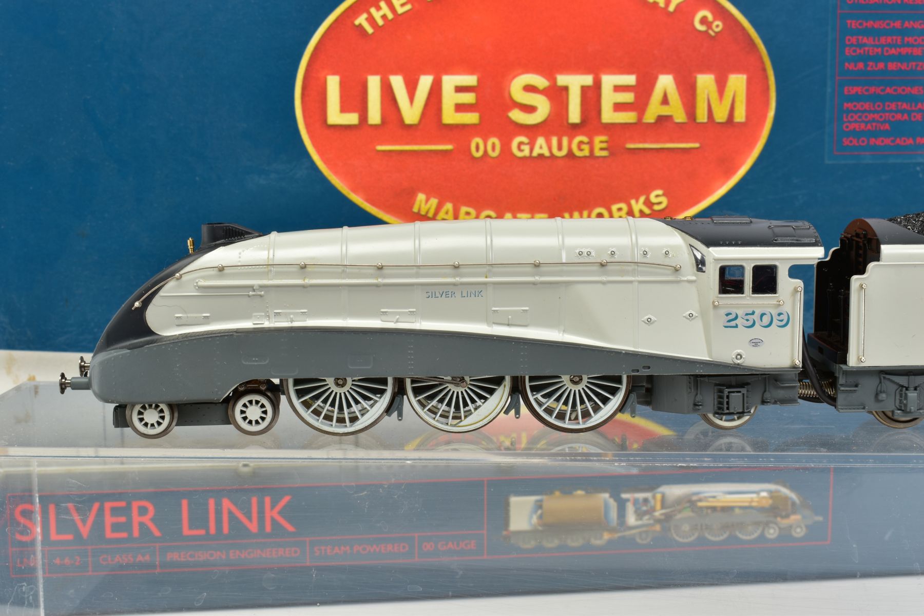 A BOXED HORNBY RAILWAYS OO GAUGE LIVE STEAM LOCOMOTIVE AND TENDER, A4 Class 'Silver Link' No.2509, - Image 2 of 5