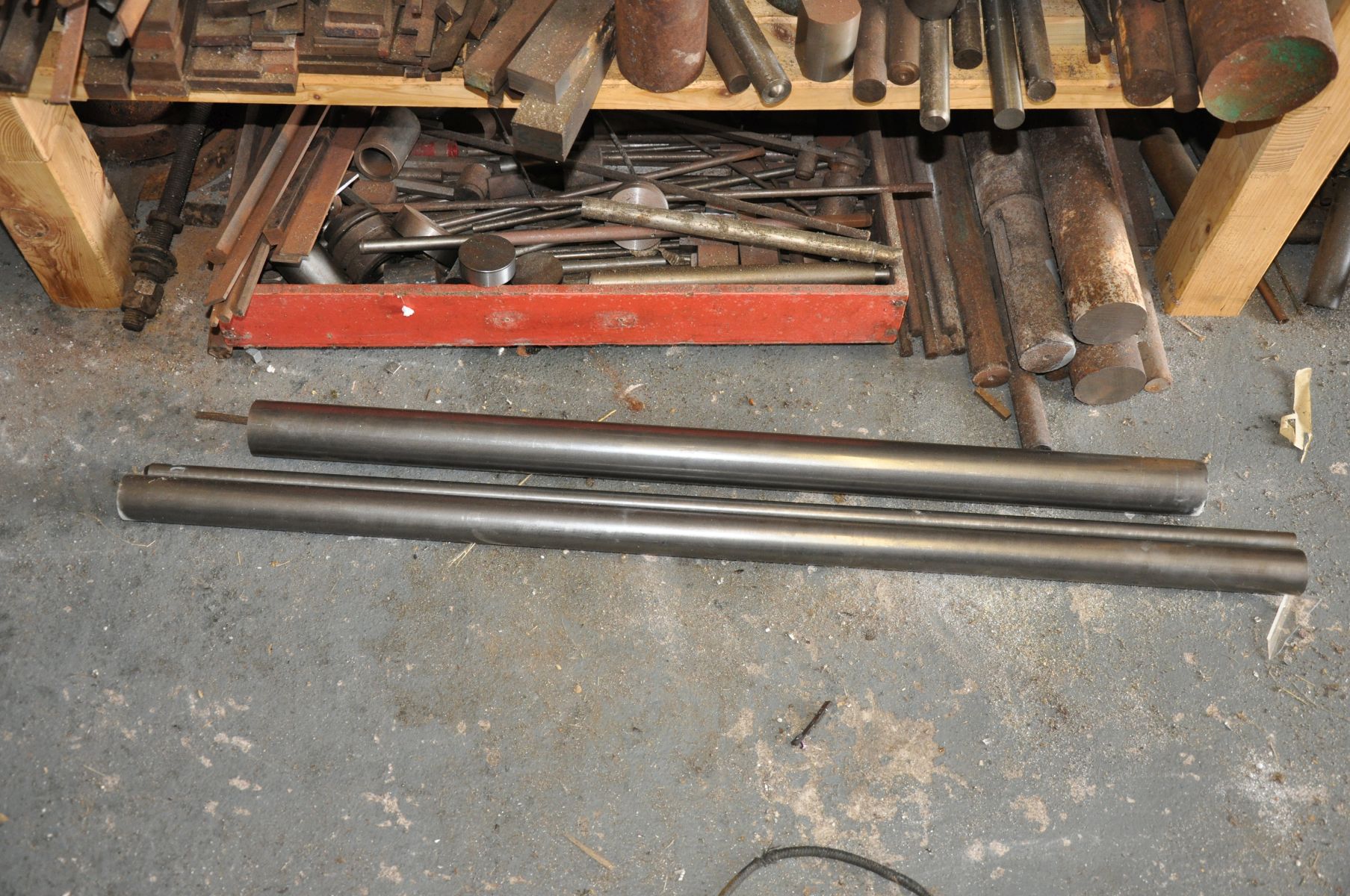 A QUANTITY OF WORKED AND UNWORKED STEEL PLATE AND BAR, including a 50mm bar 84cm long, a 40mm bar - Image 2 of 3