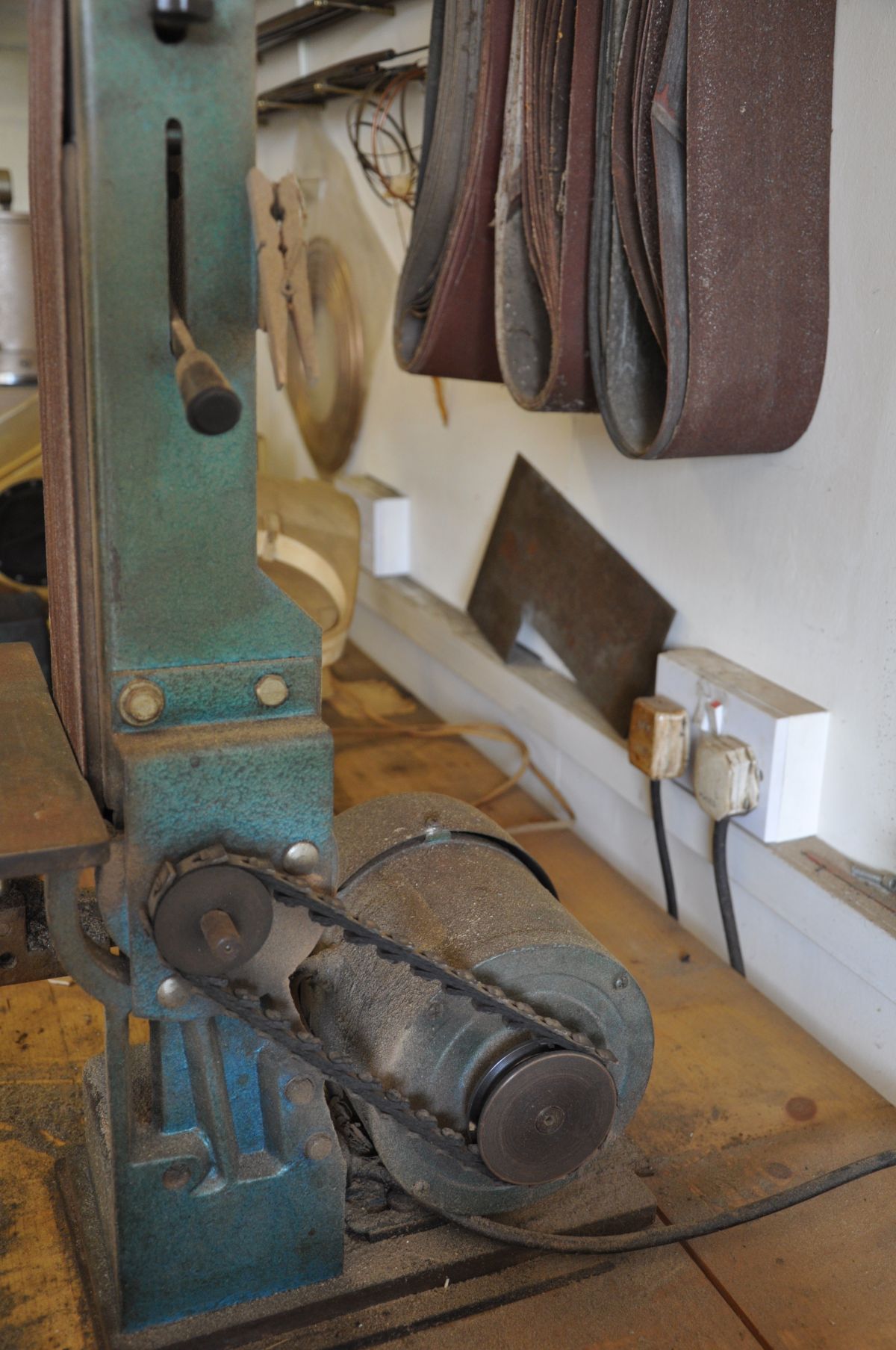 AN UNBRANDED BENCH TOP BELT SANDER, with 4''' belts (no disc sander fitted) 62cm high and a quantity - Image 3 of 4