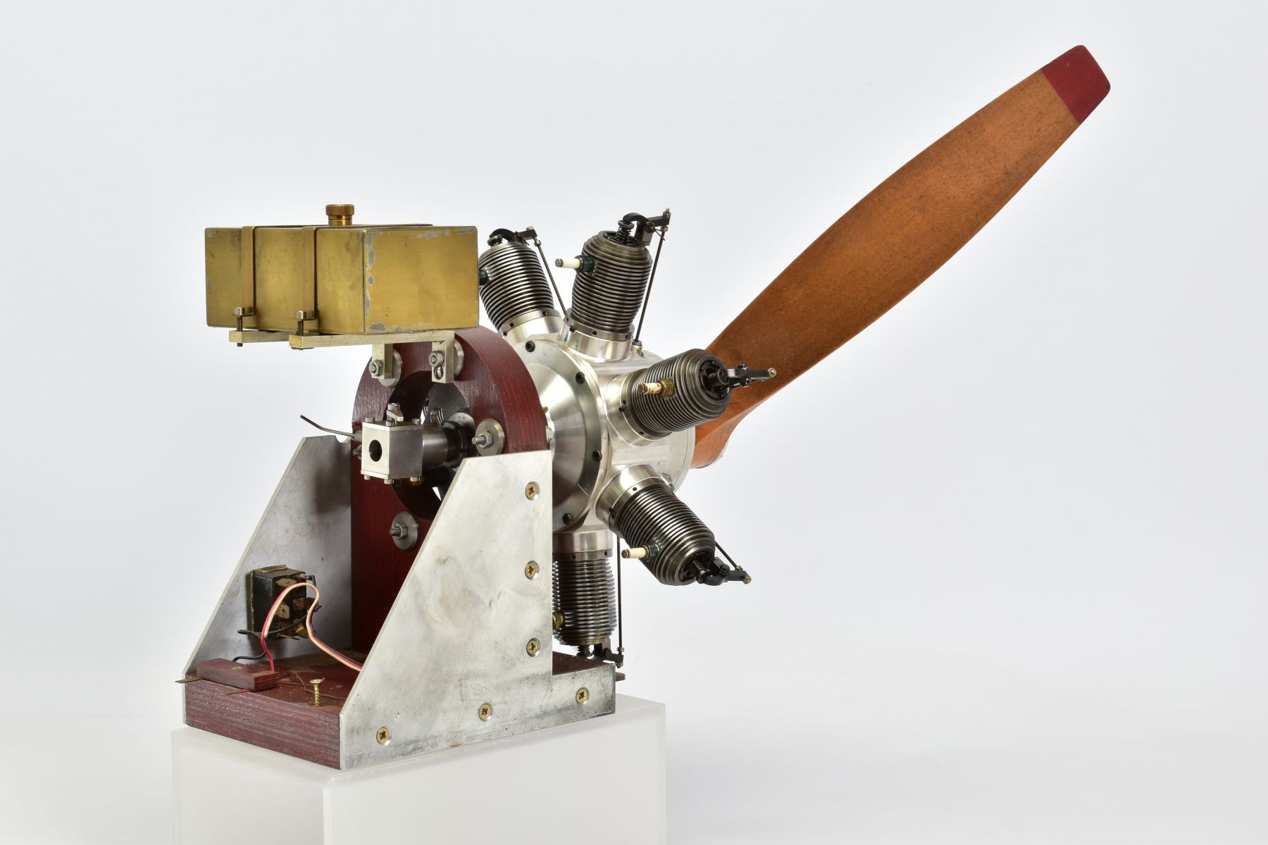 A HANDBUILT MODEL SEVEN CYLINDER RADIAL AIRCRAFT ENGINE, not tested, constructed and finished to a - Image 6 of 7