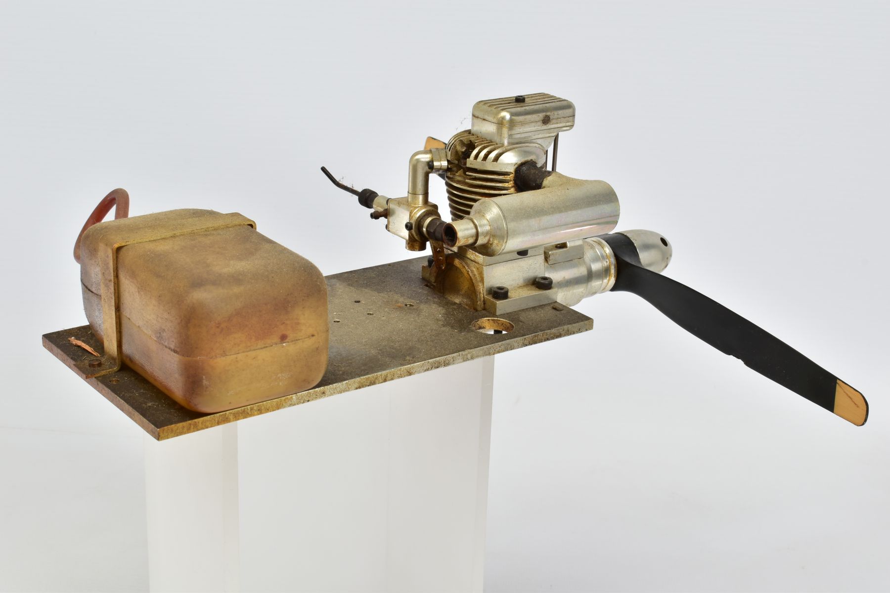 A HANDBUILT MODEL VERTICAL SINGLE CYLINDER AIRCRAFT ENGINE, not tested, constructed and finished - Image 6 of 6