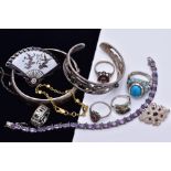 A SELECTION OF JEWELLERY, to include a silver floral engraved hinged bangle, hallmarked