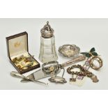 A SELECTION OF SILVER ITEMS AND JEWELLERY, to include a silver openwork scallop edge trinket dish,