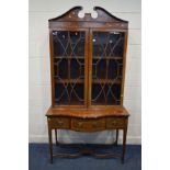 AN EDWARDIAN MAHOGANY MARQUETRY INLAID AND STRUNG BOOKCASE, with a swan neck pediment, astragal