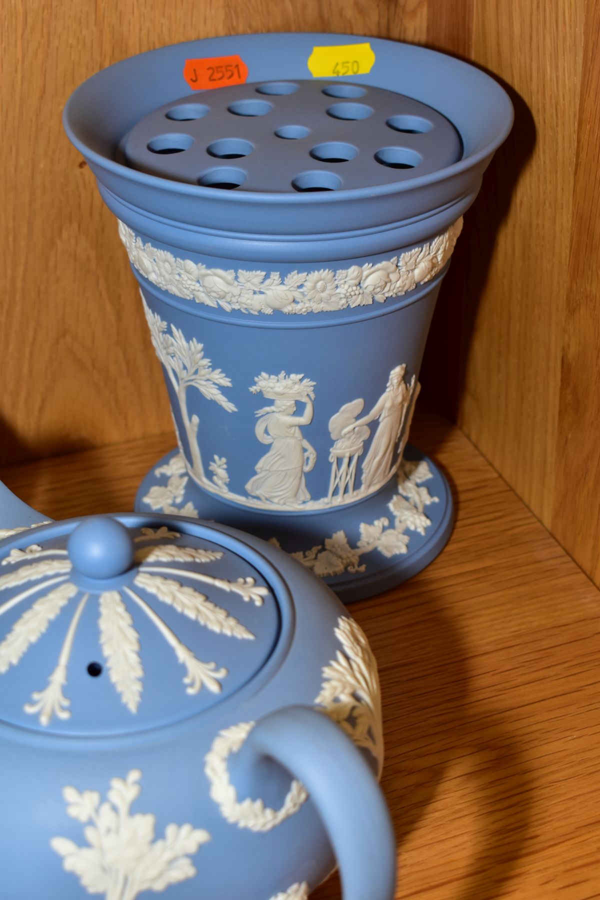 WEDGWOOD PALE BLUE JASPERWARES, comprising a teapot, a vase with frog insert, height 17cm, a - Image 3 of 6