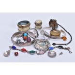 A MISCELLANEOUS COLLECTION OF JEWELLERY to include a silver oval bangle, half engraved, hallmarked