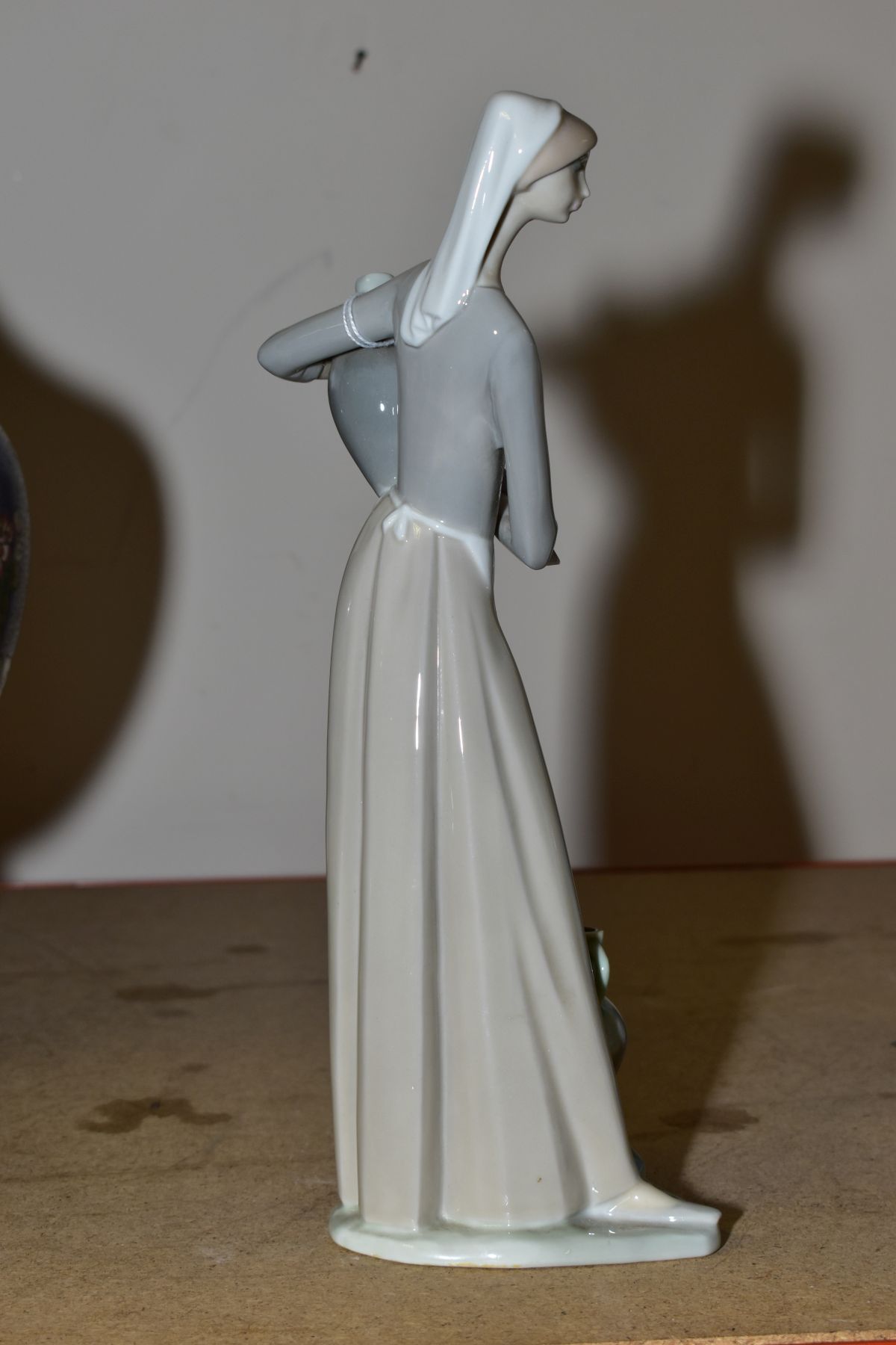 A LLADRO FIGURINE, 'GIRL WITH JUG' No4875, designed by Fulgencio Garcia, height 33cm - Image 2 of 4