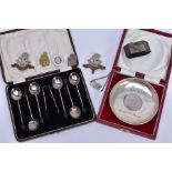 A CASED SET OF SIX GEORGE V SILVER BEAN END COFFEE SPOONS AND MATCHING SUGAR TONGS, maker William