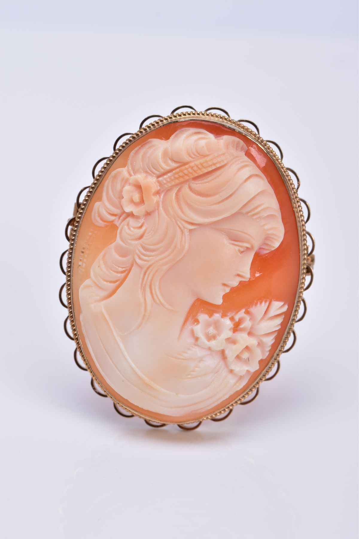 A MODERN 9CT GOLD CAMEO SHELL BROOCH, depicting a maiden in profile, measuring approximately 46mm