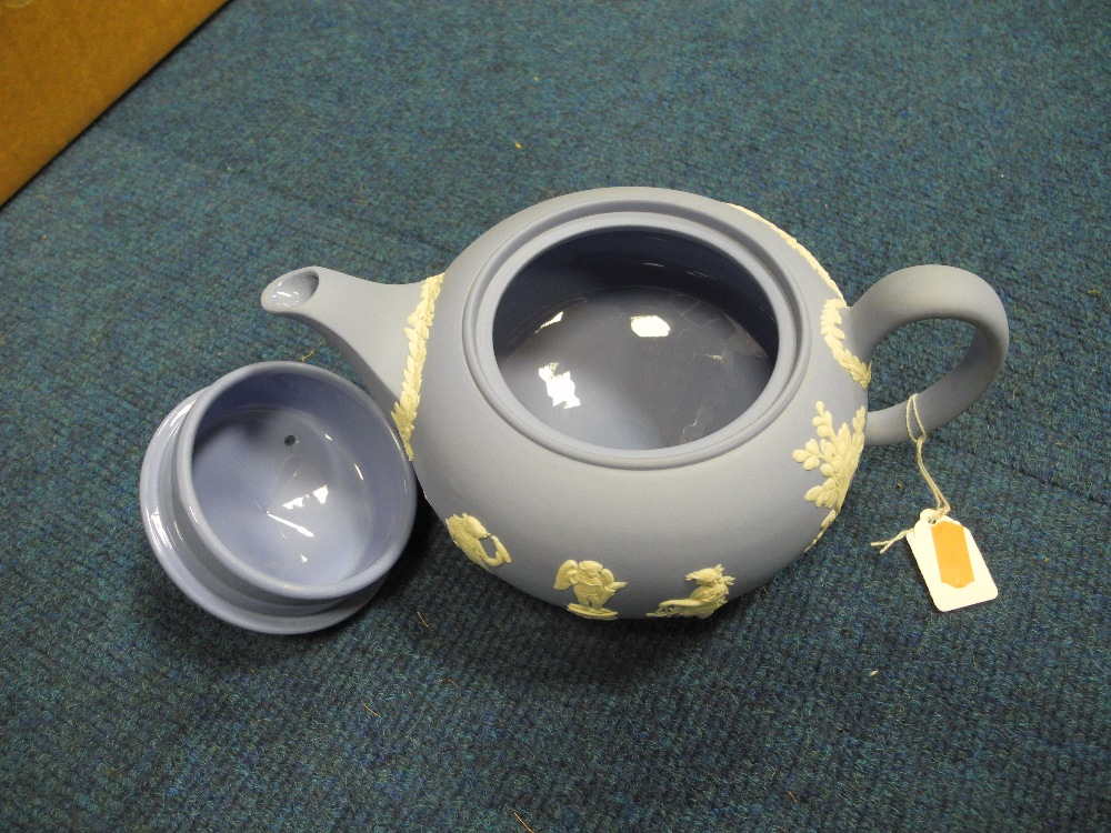 WEDGWOOD PALE BLUE JASPERWARES, comprising a teapot, a vase with frog insert, height 17cm, a - Image 4 of 6