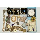 A MISCELLANEOUS SELECTION OF OPALS, JEWELLERY AND ITEMS, to include four cabochon opals, two showing