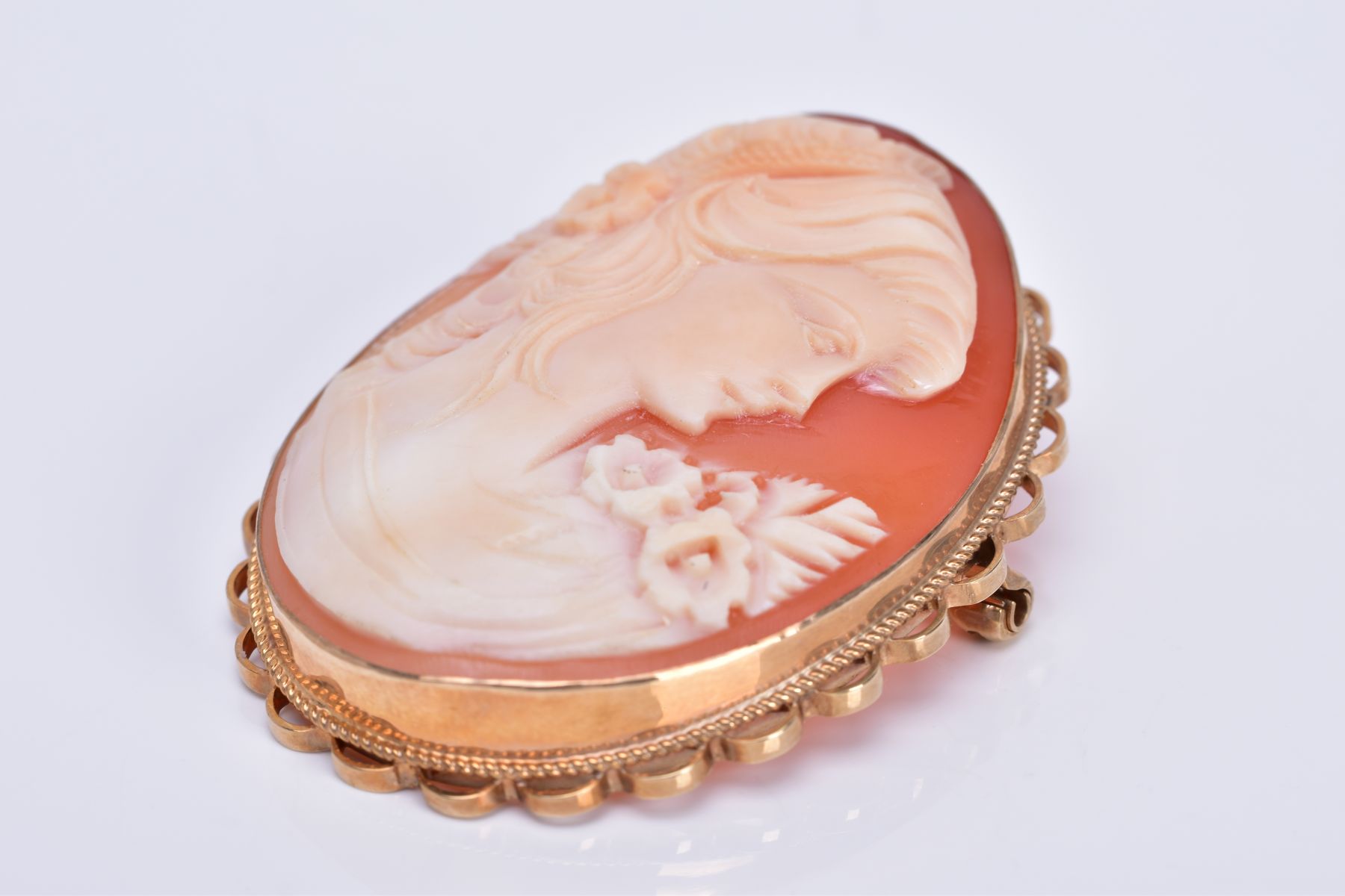 A MODERN 9CT GOLD CAMEO SHELL BROOCH, depicting a maiden in profile, measuring approximately 46mm - Image 3 of 3
