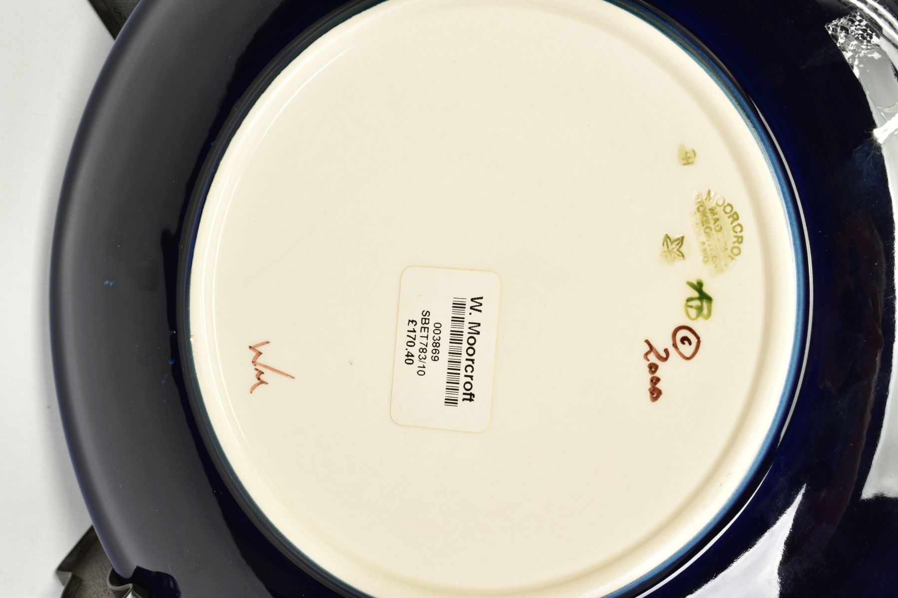 A BOXED MOORCROFT POTTERY PLATE, 'Sweet Betsy' pattern on blue ground, impressed backstamp, - Image 3 of 3