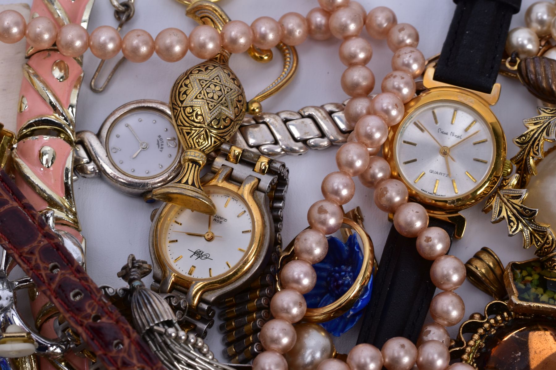 A BAG OF COSTUME JEWELLERY, with items to include an opal set yellow metal pendant, stamped 585, a - Image 2 of 4