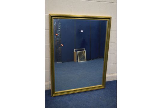 A LARGE MODERN GILT FRAMED BEVELLED EDGE WALL MIRROR, 101cm x 131cm