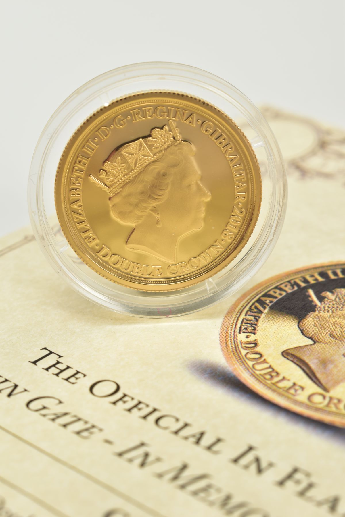 A 9CT GOLD COMMEMORATIVE COIN, 'IN MEMORY OF THE FALLEN', depicting 'The Official in Flanders