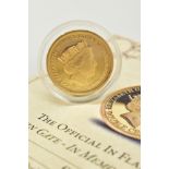 A 9CT GOLD COMMEMORATIVE COIN, 'IN MEMORY OF THE FALLEN', depicting 'The Official in Flanders