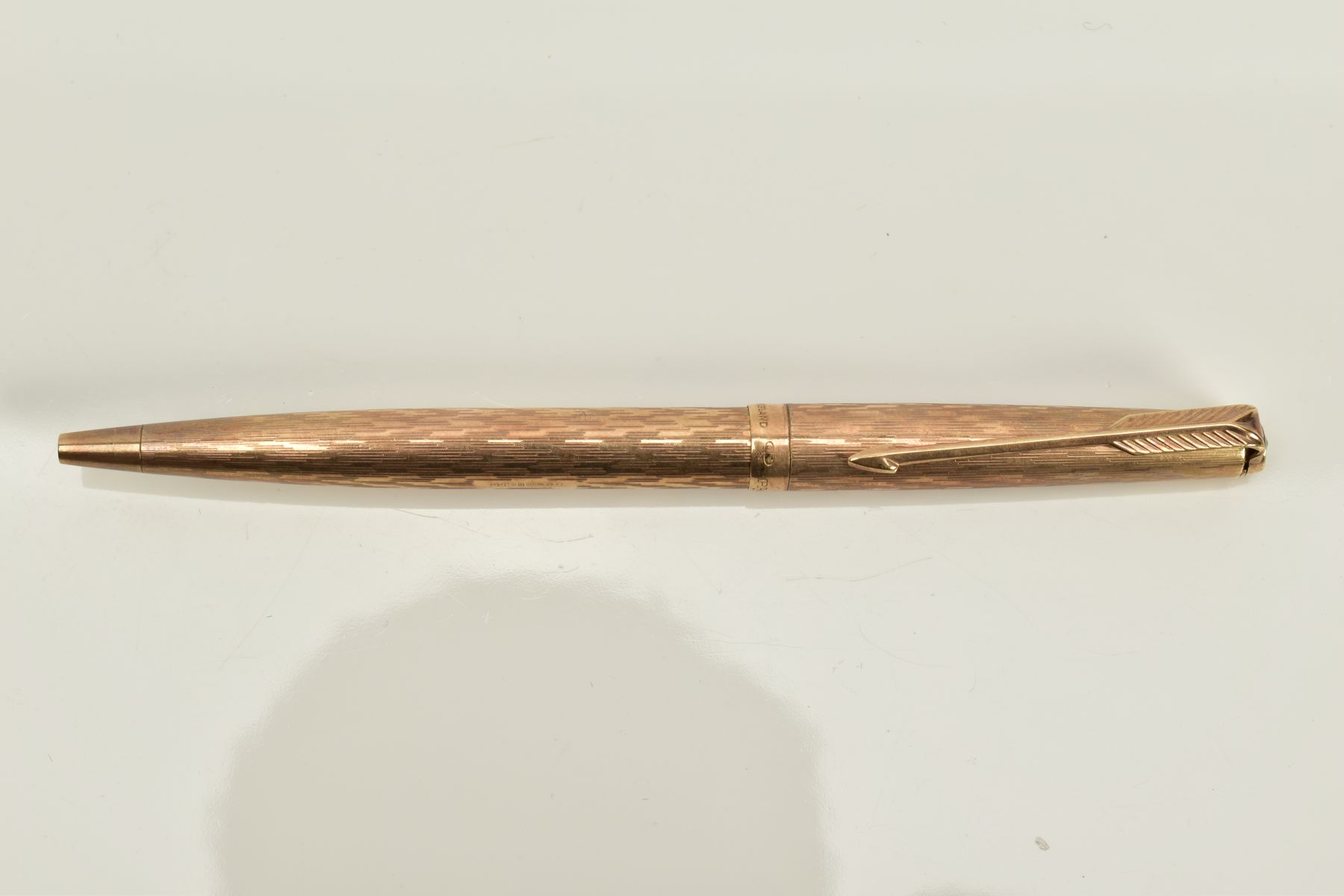 A 9CT GOLD BALL POINT PARKER PEN, of engine turn design, hallmarked 9ct gold London, approximate