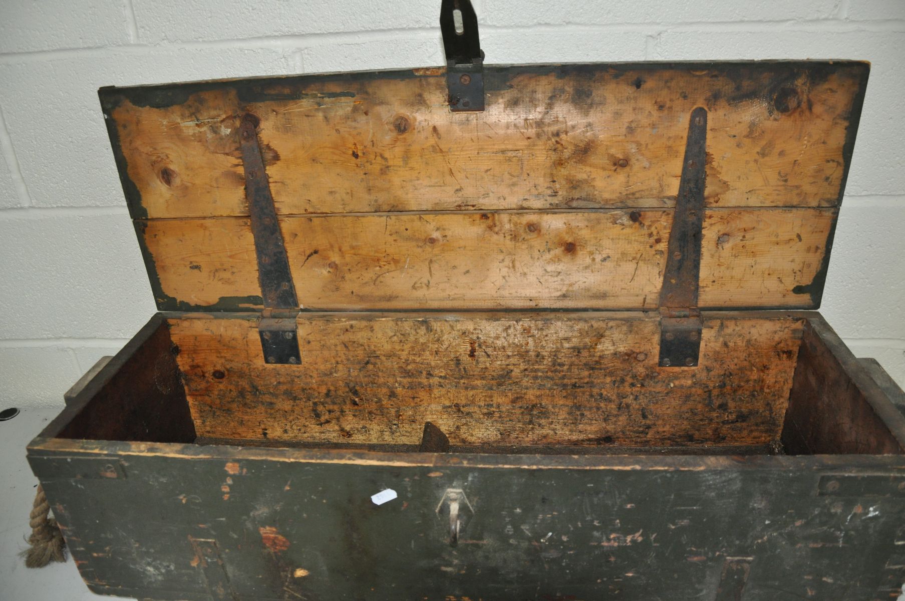 A VINTAGE WOODEN MILITARY MACHINE CASE with rope handles at both ends, width 93cm x depth 41cm x - Image 3 of 3