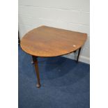 AN EARLY TO MID CENTURY OAK OVAL GATE LEG TABLE, on pad feet open width 150cm x closed width 60cm