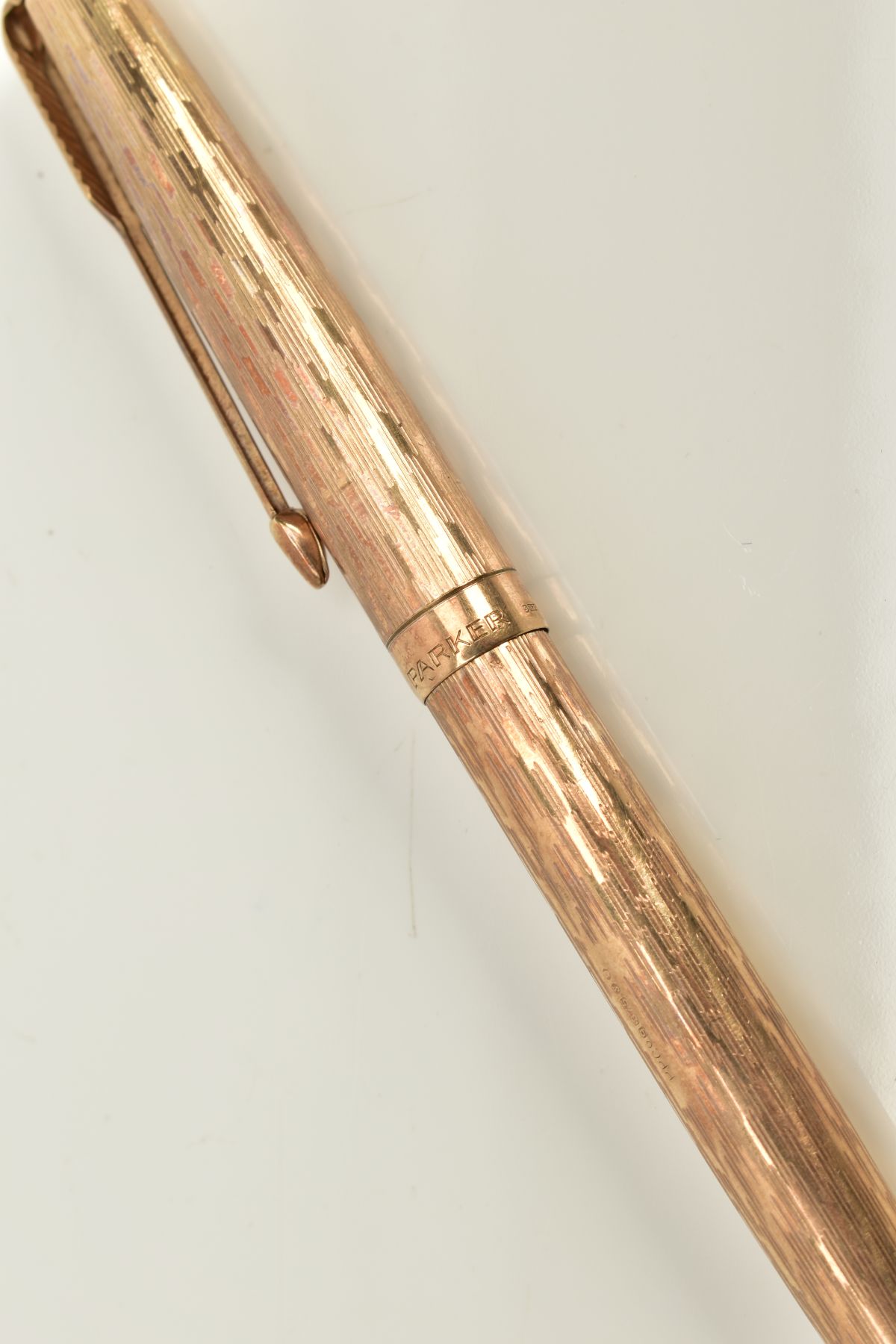 A 9CT GOLD BALL POINT PARKER PEN, of engine turn design, hallmarked 9ct gold London, approximate - Image 3 of 3