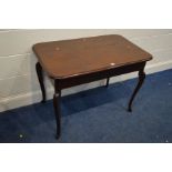 AN EARLY TO MID 20TH CENTURY MAHOGANY CENTRE TABLE, width 99cm x depth 60cm x height 71cm