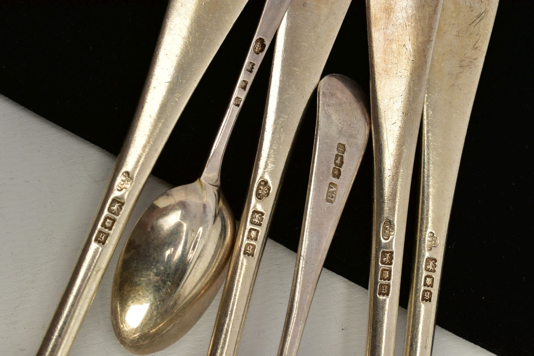 A SELECTION OF SILVER RAT TAIL SPOONS, to include four tablespoons, hallmarked London 1922, a - Bild 3 aus 3