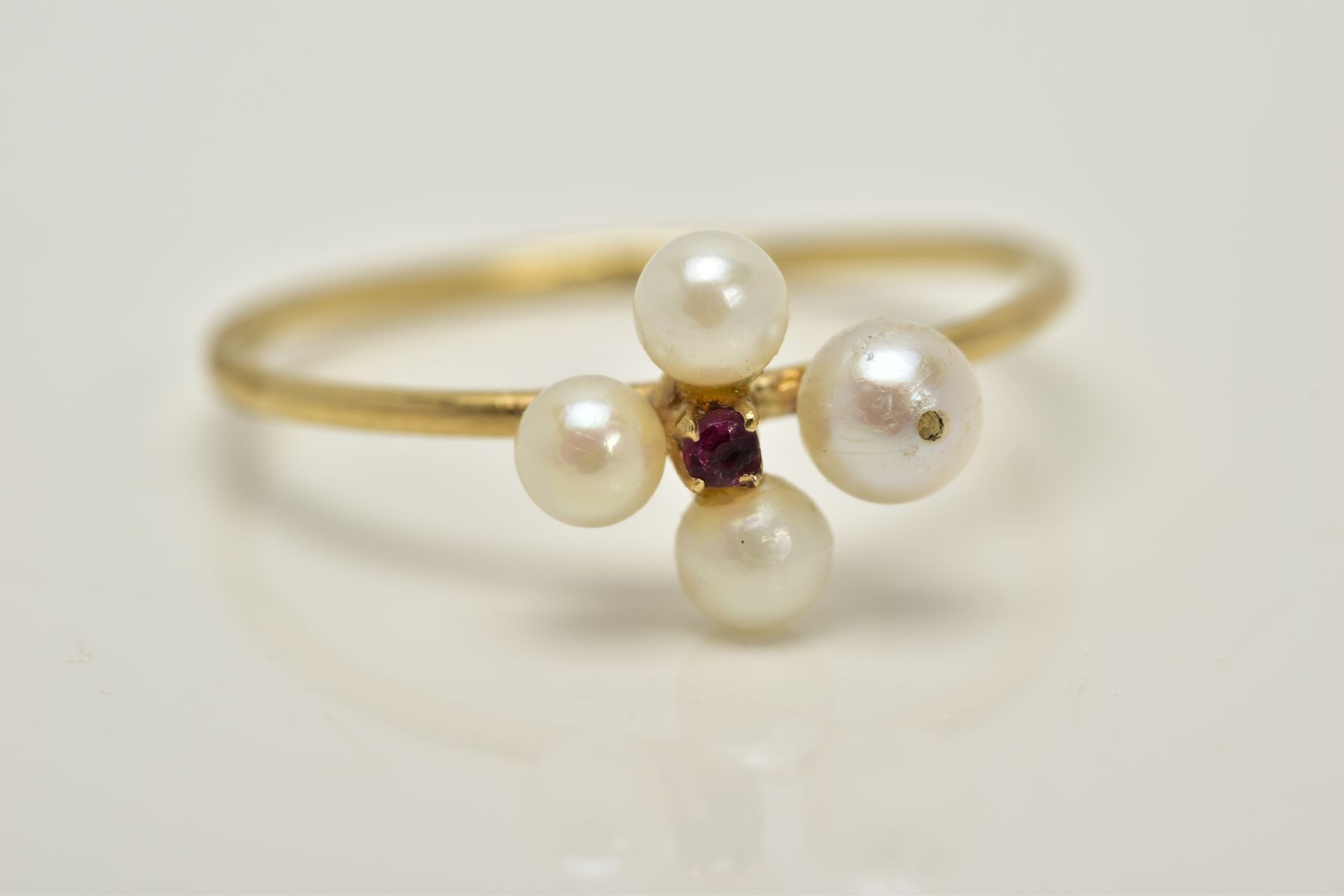 A 9CT GOLD RUBY AND PEARL RING, set with a central circular cut ruby within a four cultured pearl - Bild 4 aus 4