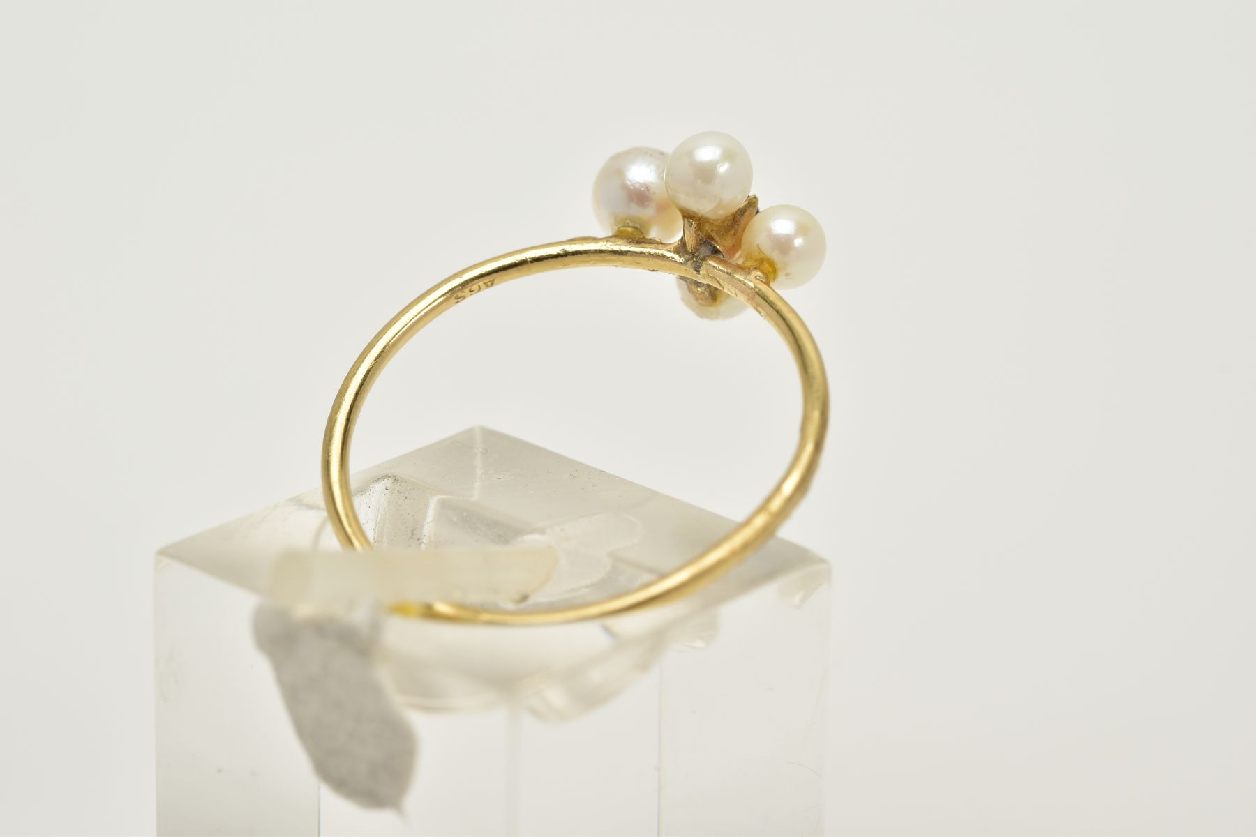 A 9CT GOLD RUBY AND PEARL RING, set with a central circular cut ruby within a four cultured pearl - Bild 3 aus 4