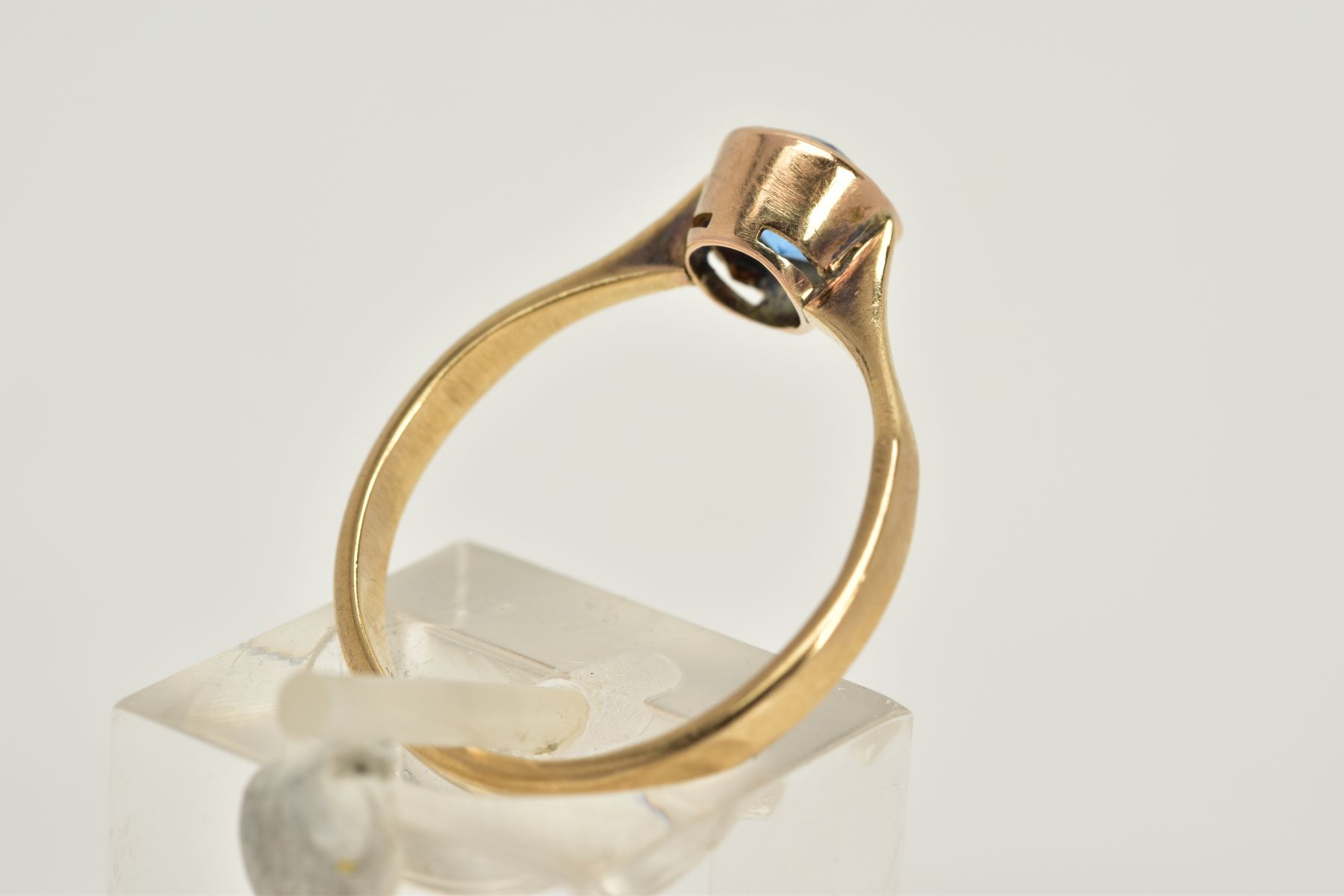 A YELLOW METAL GEM SET RING, set with a circular cut blue stone assessed as paste, tapered - Image 3 of 3
