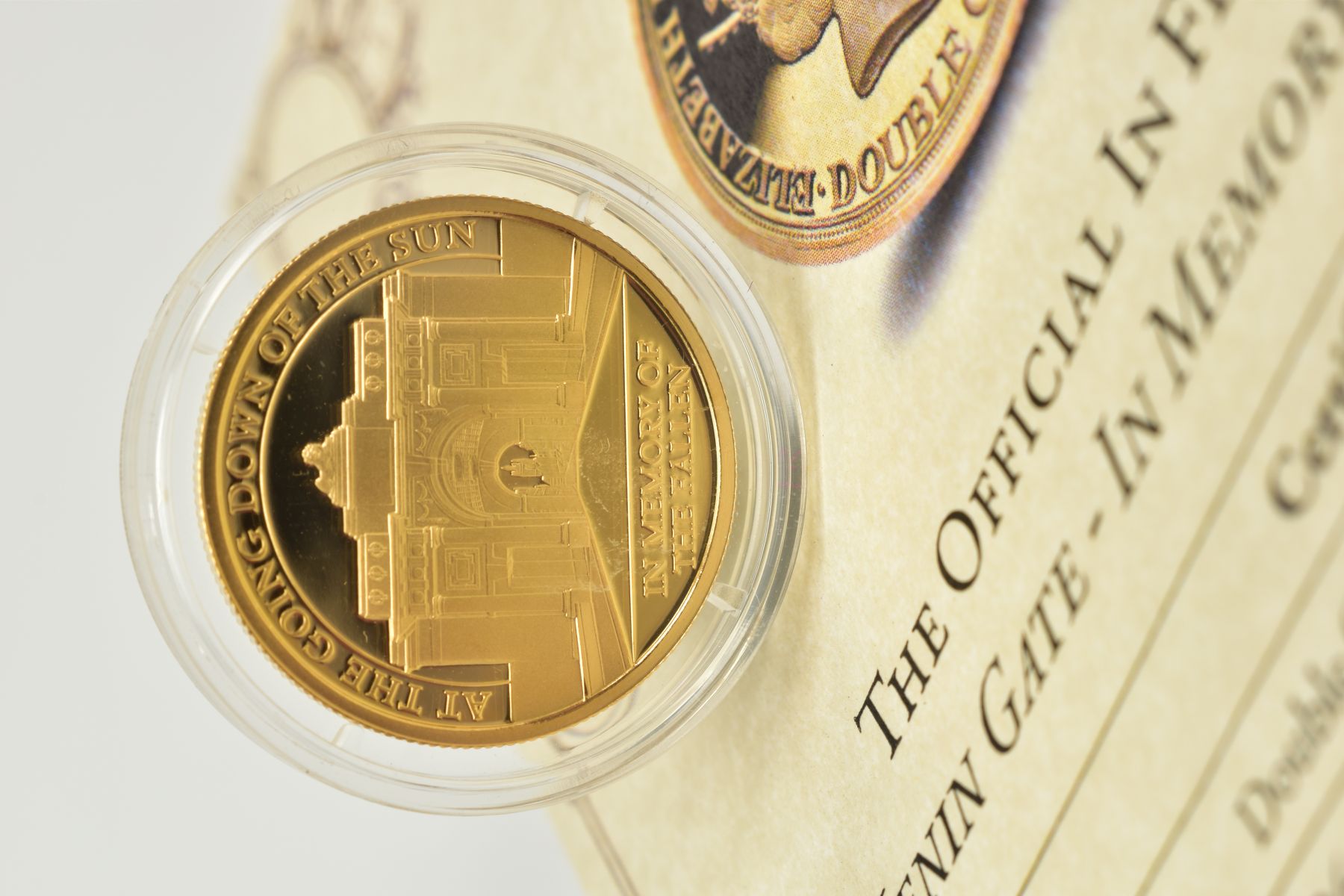 A 9CT GOLD COMMEMORATIVE COIN, 'IN MEMORY OF THE FALLEN', depicting 'The Official in Flanders - Image 2 of 2