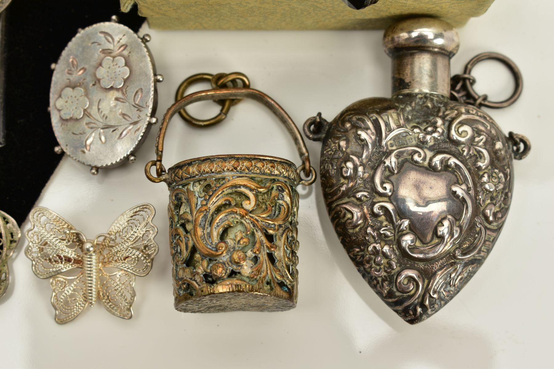 A MISCELLANEOUS SELECTION OF ITEMS, to include a silver heart shaped snuff bottle, embossed with - Bild 4 aus 4