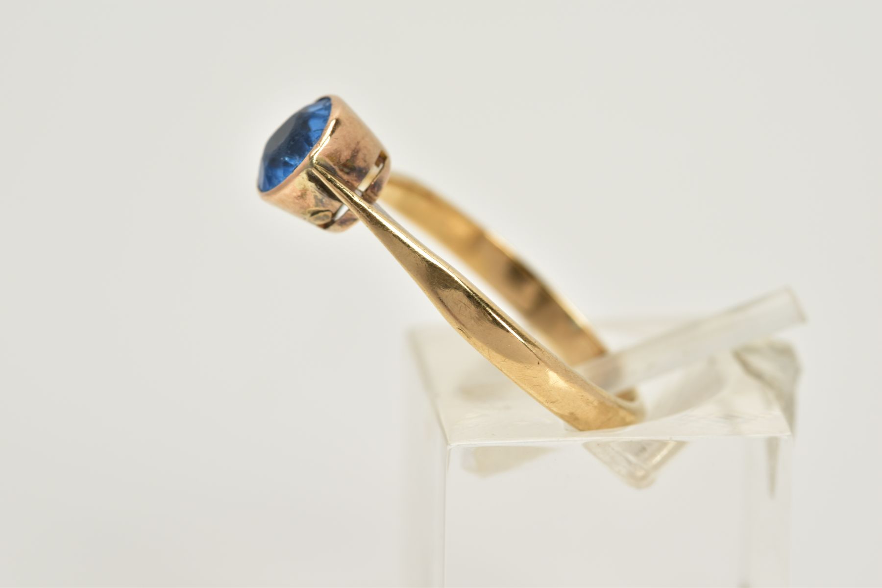 A YELLOW METAL GEM SET RING, set with a circular cut blue stone assessed as paste, tapered - Image 2 of 3