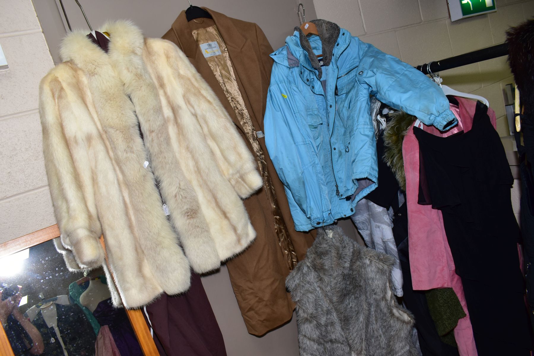 LADIES CLOTHES, to include a white mink fur coat, measurers 53cm arm pit to arm pit length 73cm, - Bild 2 aus 3