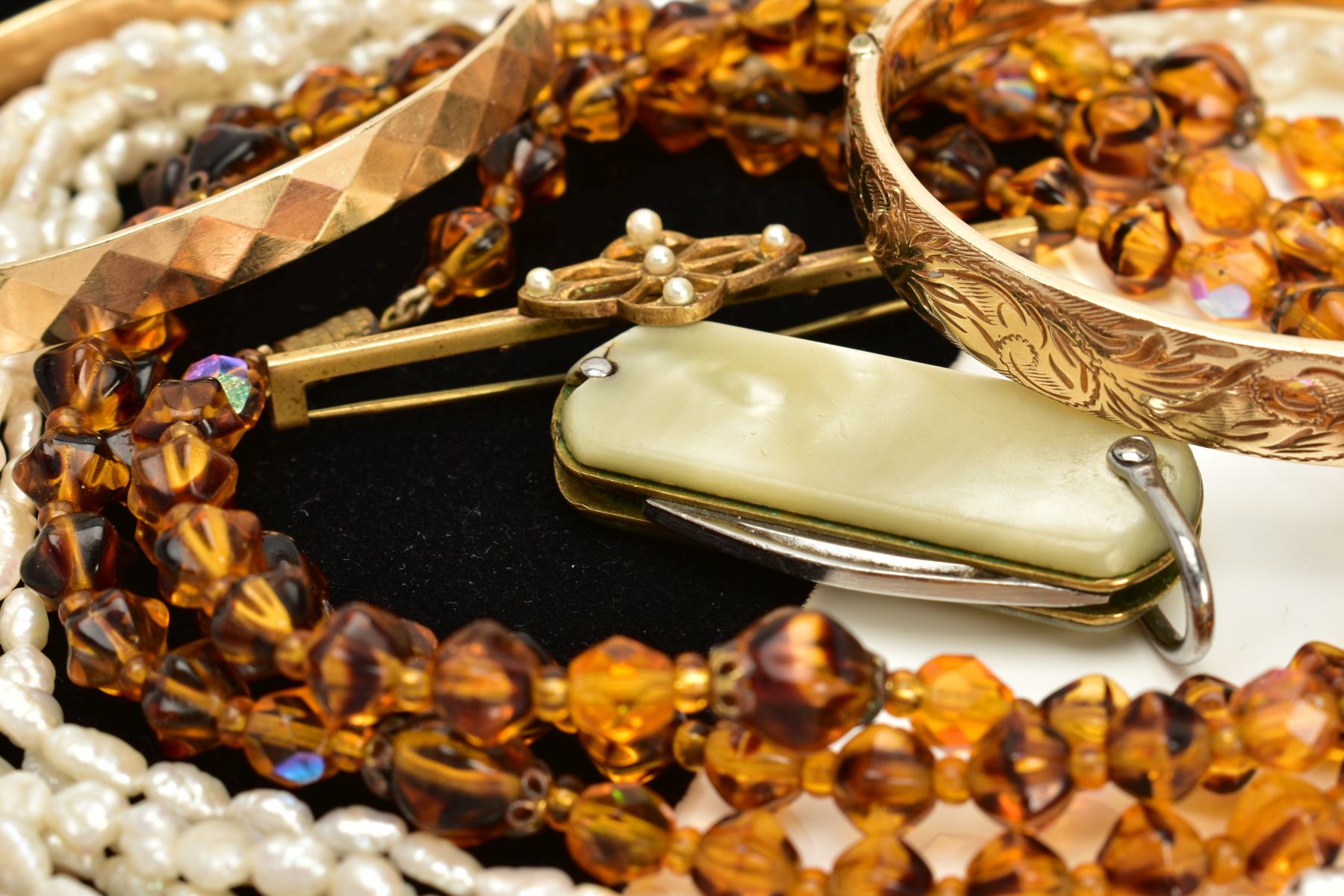 A MISCELLANEOUS COLLECTION OF JEWELLERY ITEMS to include two rolled gold bangles, a gold plated pair - Image 4 of 4