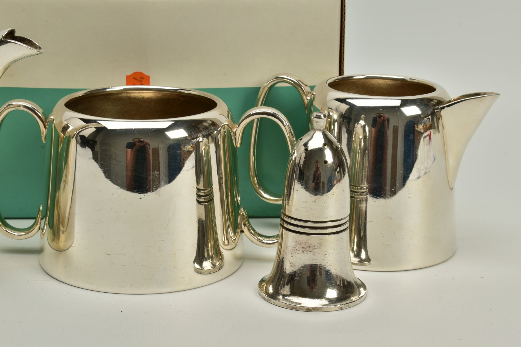 A SELECTION OF METALWARE, to include a white metal coffee pot, teapot, milk jug, sugar pot, a salt - Bild 3 aus 4