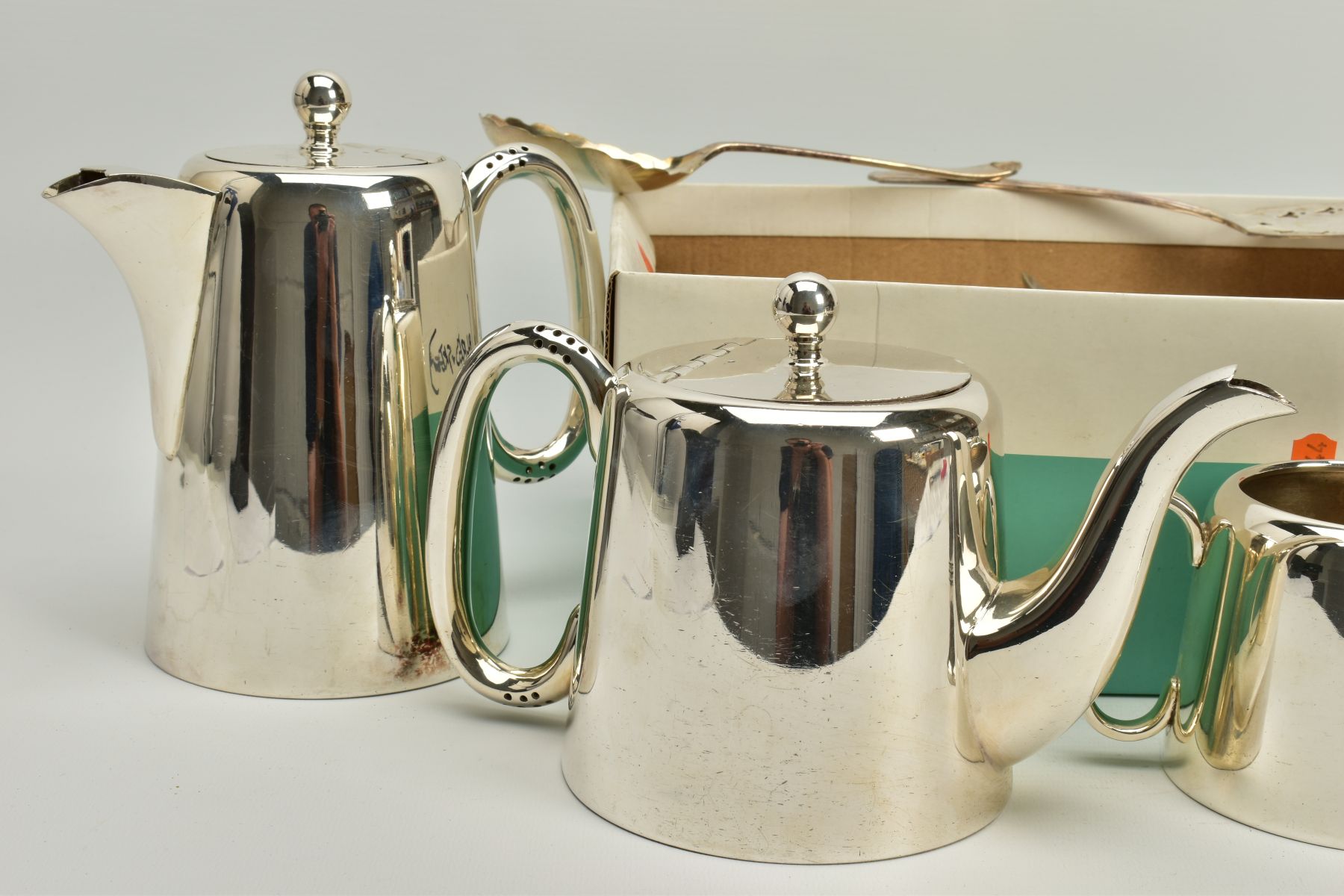 A SELECTION OF METALWARE, to include a white metal coffee pot, teapot, milk jug, sugar pot, a salt - Bild 4 aus 4