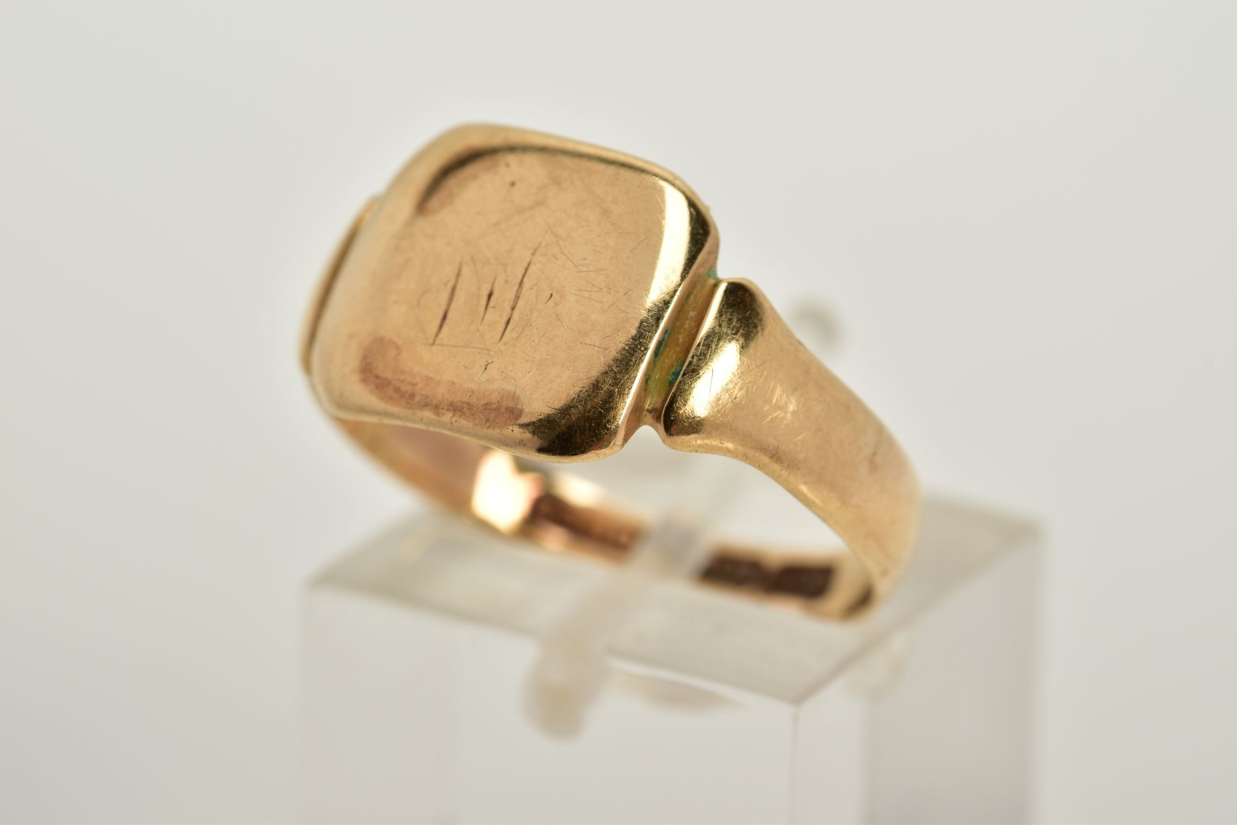 A GOLD SIGNET RING, square shaped head, initials engraved (very worn), ring size R, stamped '9c',