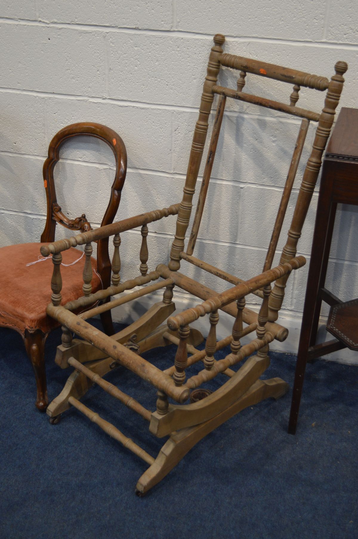 AN EARLY TO MID 20TH CENTURY OAK PLANT STAND, on a square tapering legs united by an undershelf, - Image 3 of 3