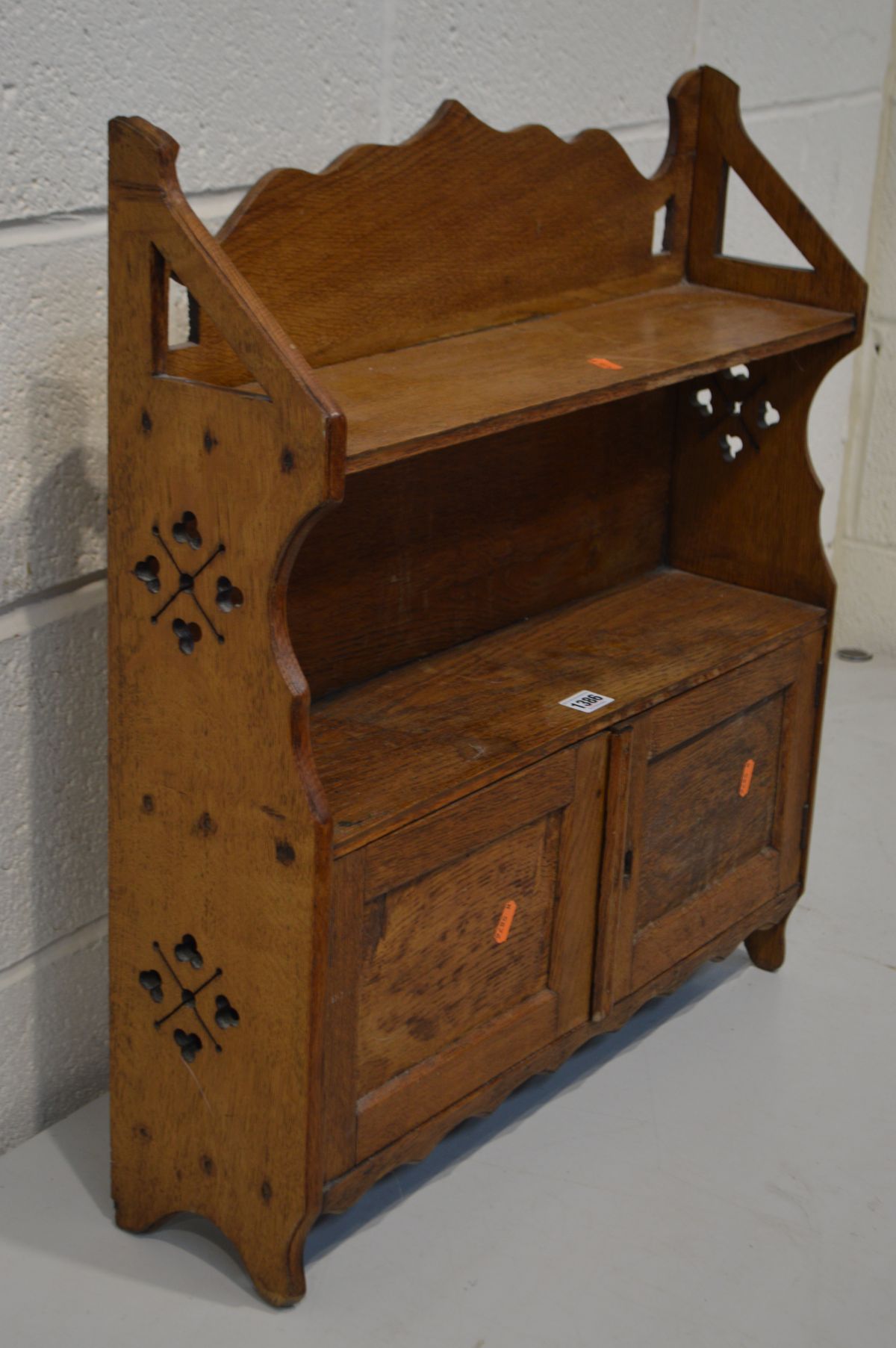 AN EARLY 20TH CENTURY OAK ARTS AND CRAFTS HANGING BOOKSHELF with a two door cupboard - Image 2 of 4