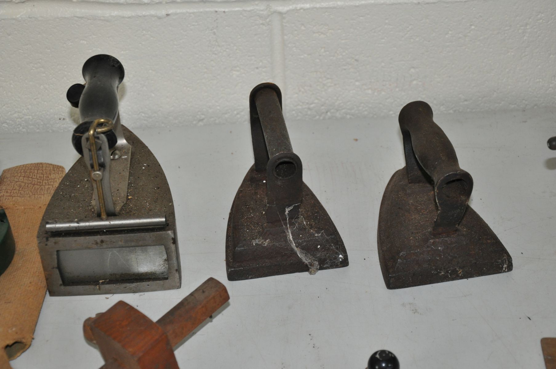 A COLLECTION OF VINTAGE TOOLS, IRONS, CASTERS ETC, including a Record No 043 gauge, a Spongs Bean - Image 4 of 6